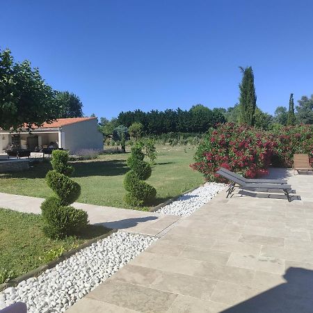 Studio Au Calme Avec Piscine Et Toutes Les Commodites Necessaires Le Thor Exteriér fotografie